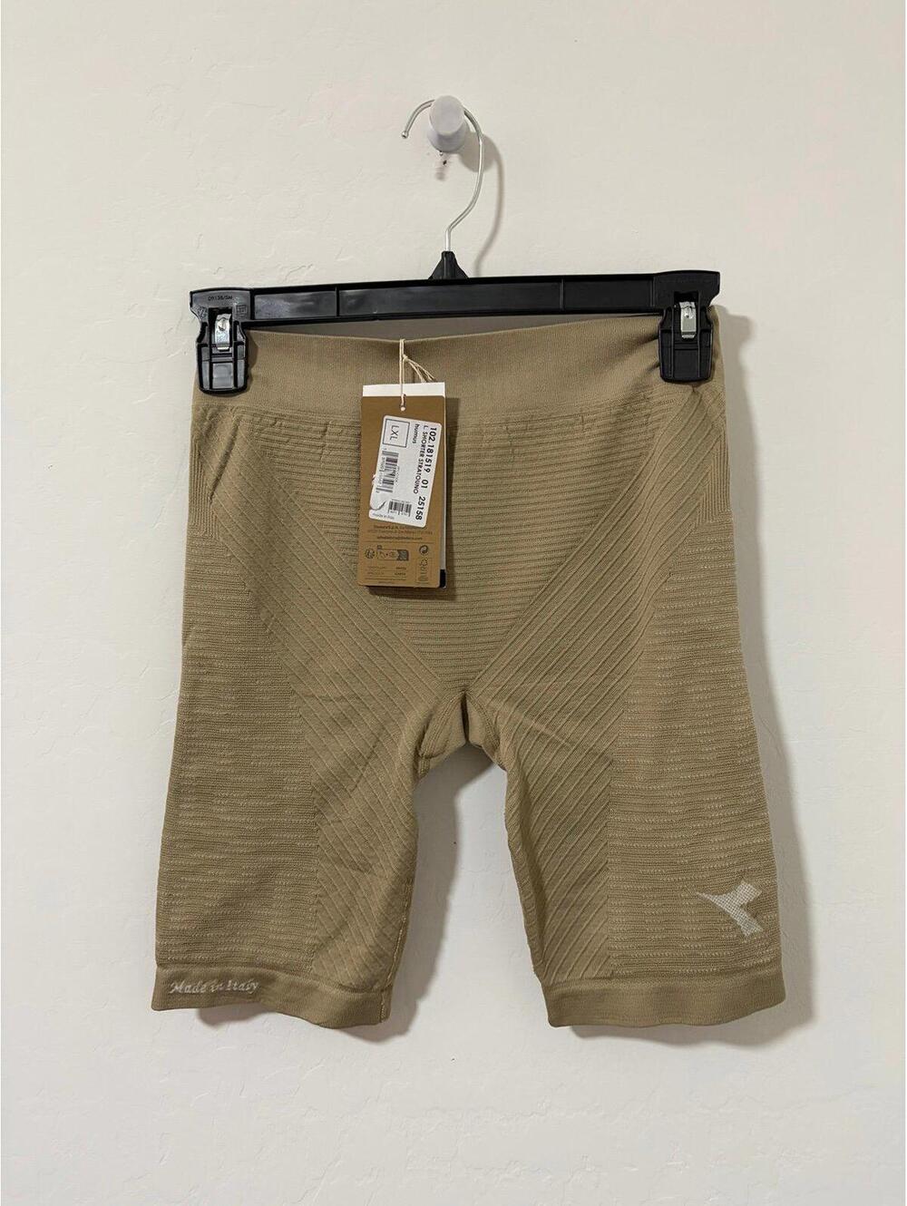 New Made in Italy Diadora active shorts - women’s size L / XL